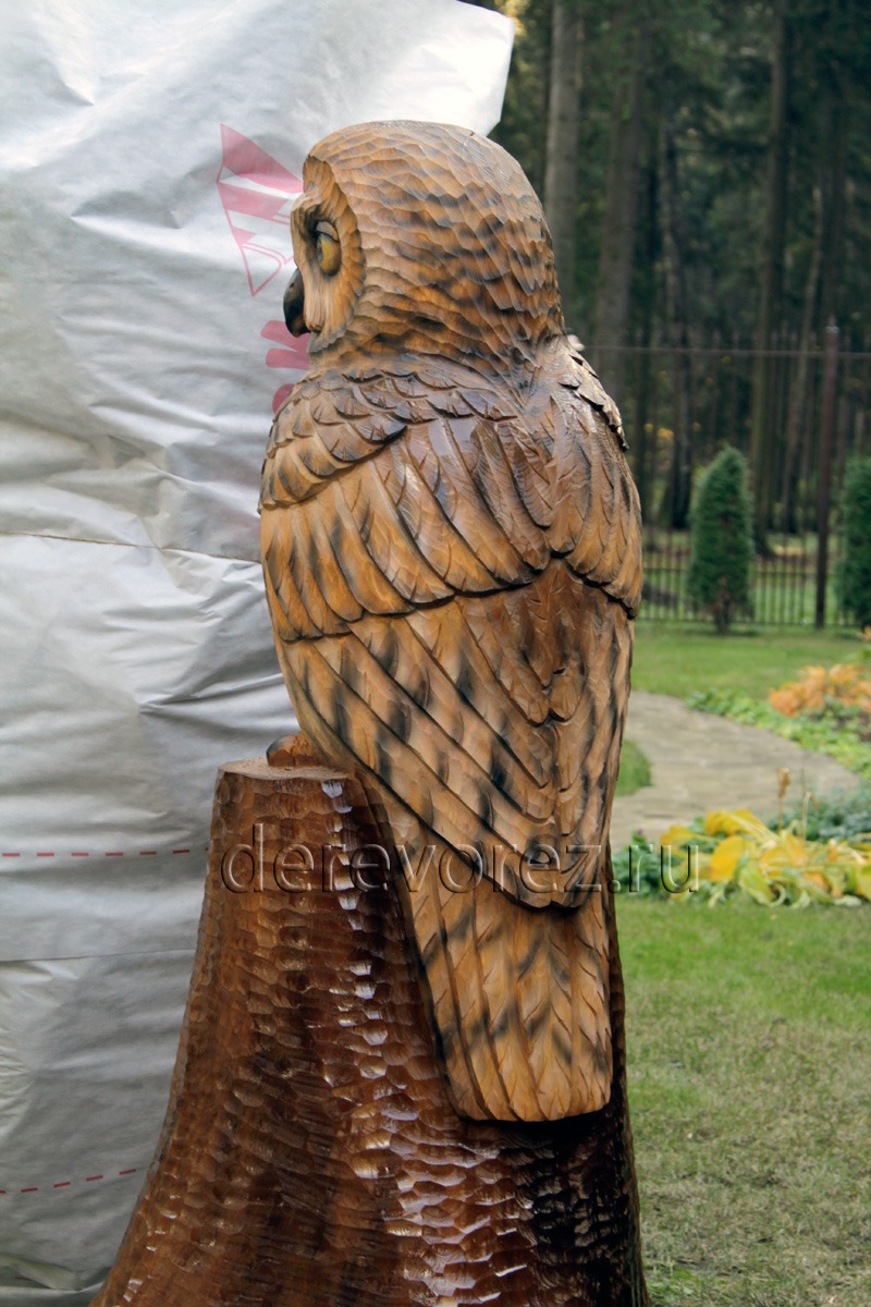 Деревянная скульптура совы из пня