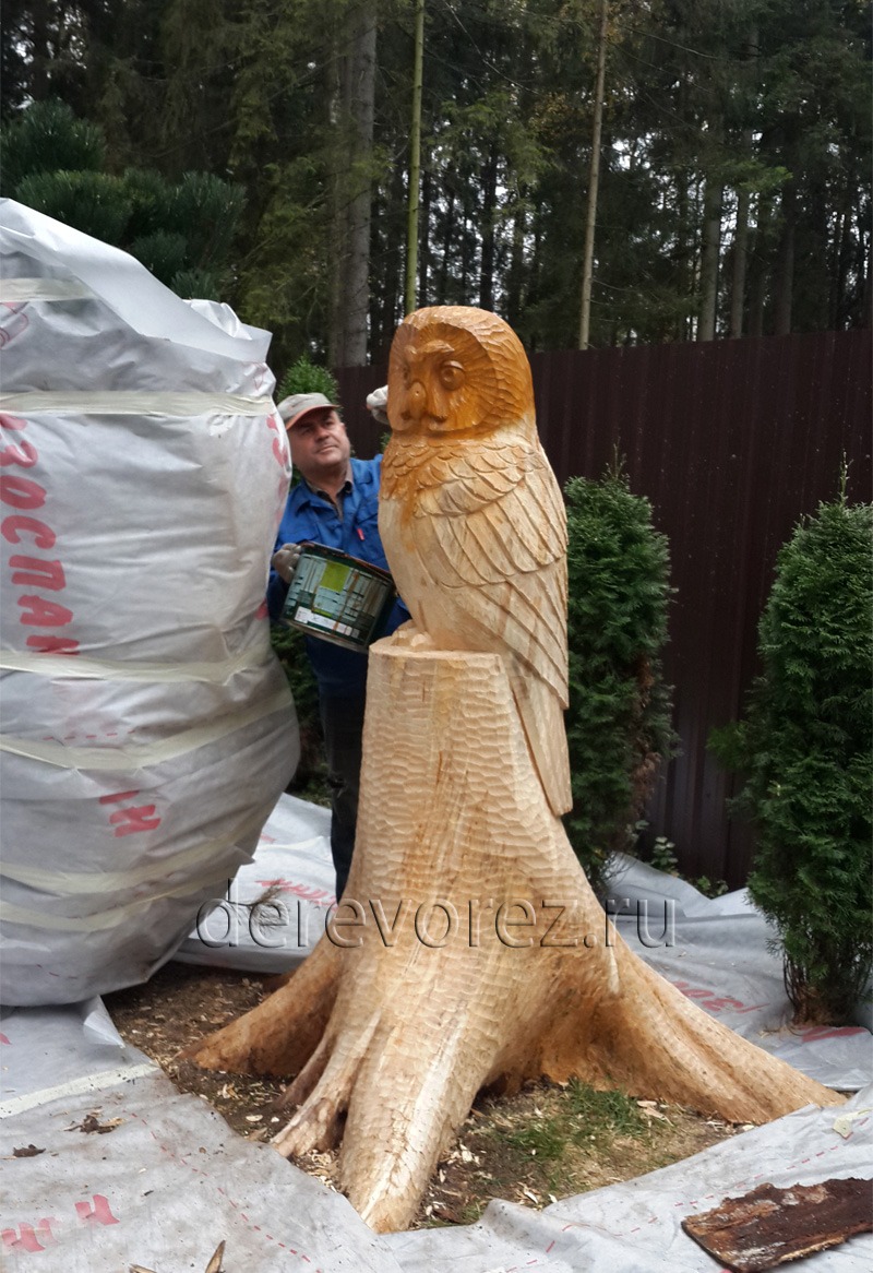 Деревянная скульптура совы из пня