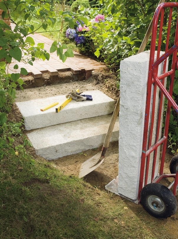 Строим ступени в саду из бетонных блоков